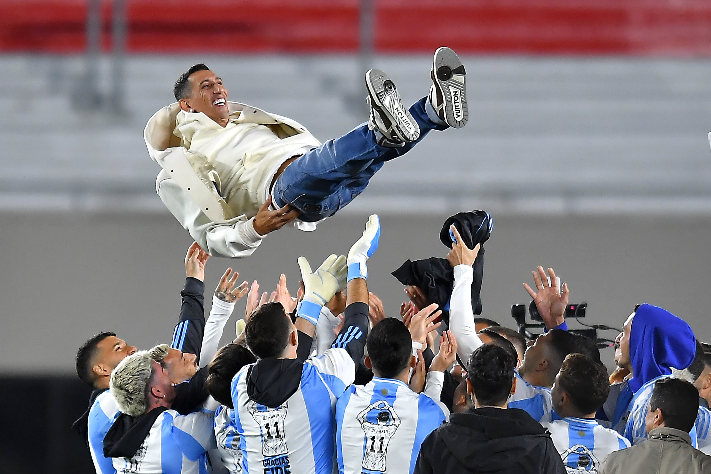 Di María, manteado en su despedida de la Selección Argentina