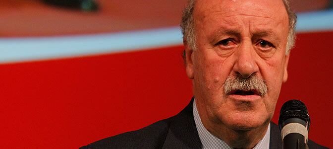 Del Bosque, durante la presentación de la &quot;corbatas solidarias&quot; de Aldeas Infantiles SOS en el Palacio de Cibeles