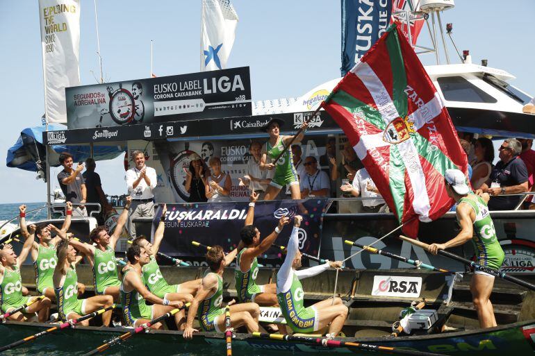 Los remeros de Hondarribia celebran la victoria en la bandera de Zarautz