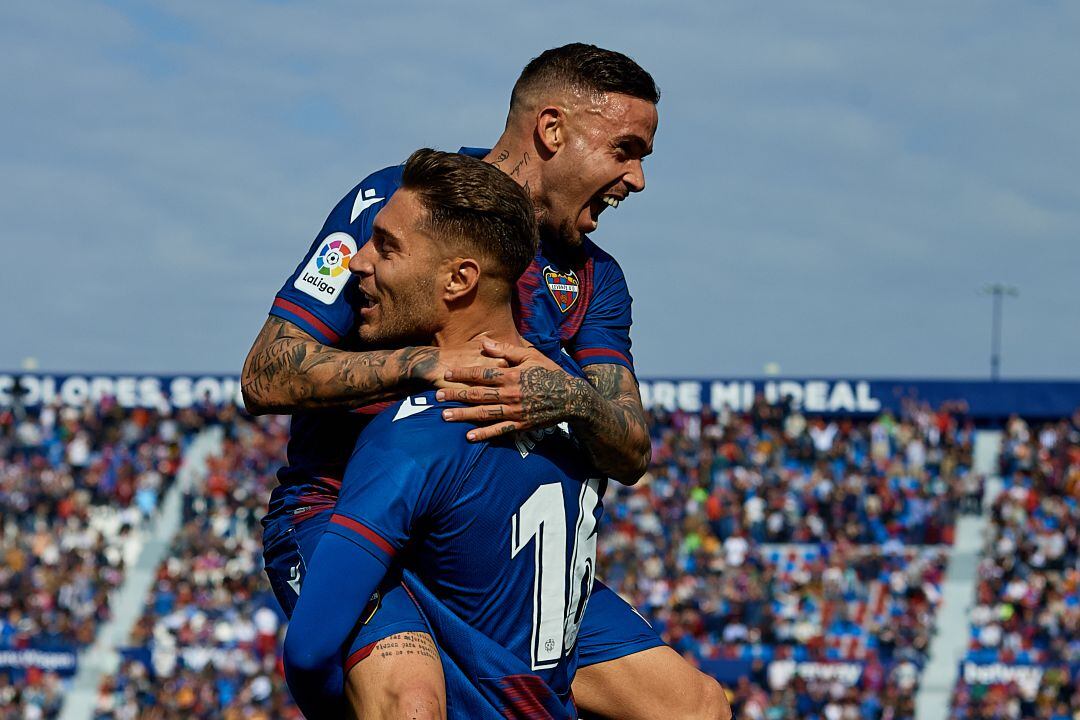 Rochina y Roger celebran un gol con el Levante