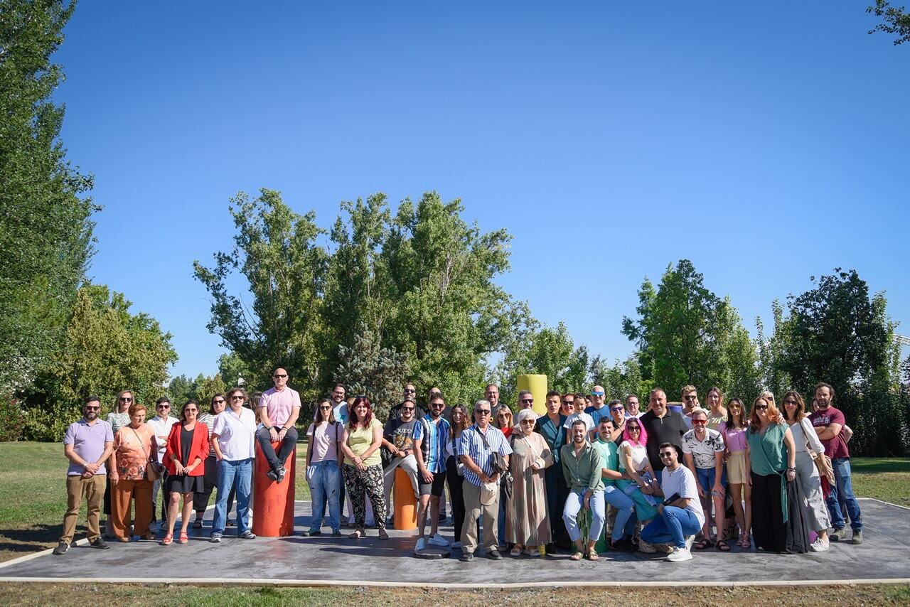 Foto de familia de los asistentes a la reinauguración del parque de la diversidad en Mérida