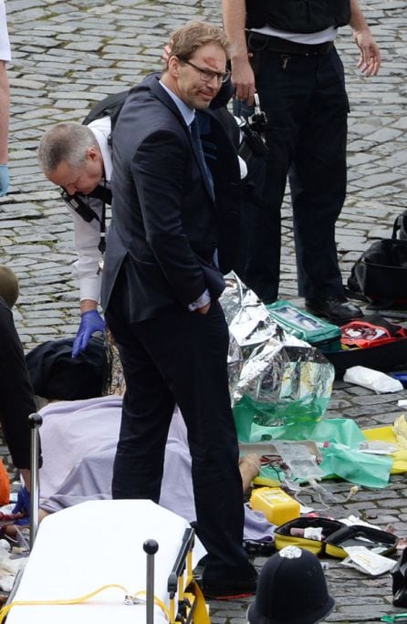 Tobias Ellwood, junto al policía herido y los servicios de emergencia.