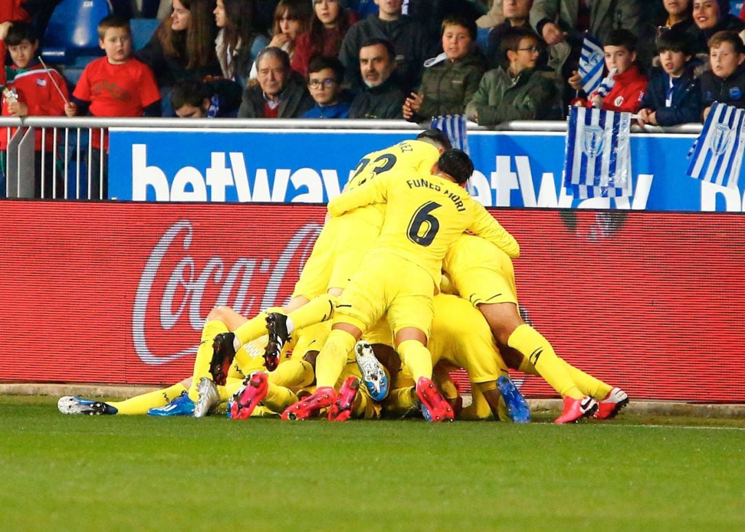 La plantilla del Villarreal celebra el tanto del debutante Fernando Niño que le da la vitoria ante el Alavés