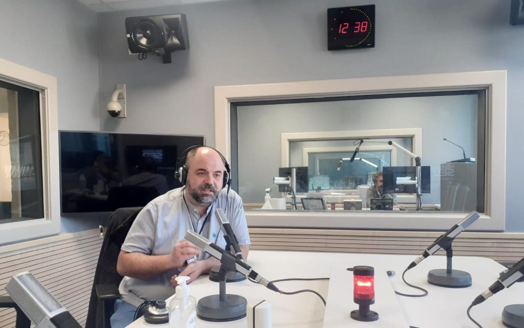 El psiquiatra, Iñaki Zorrilla, en un momento de la entrevista en el programa Hoy por Hoy Bilbao