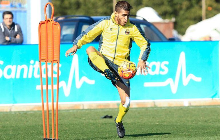 Jonathan Dos Santos controla un balón en la sesión de entrenamiento