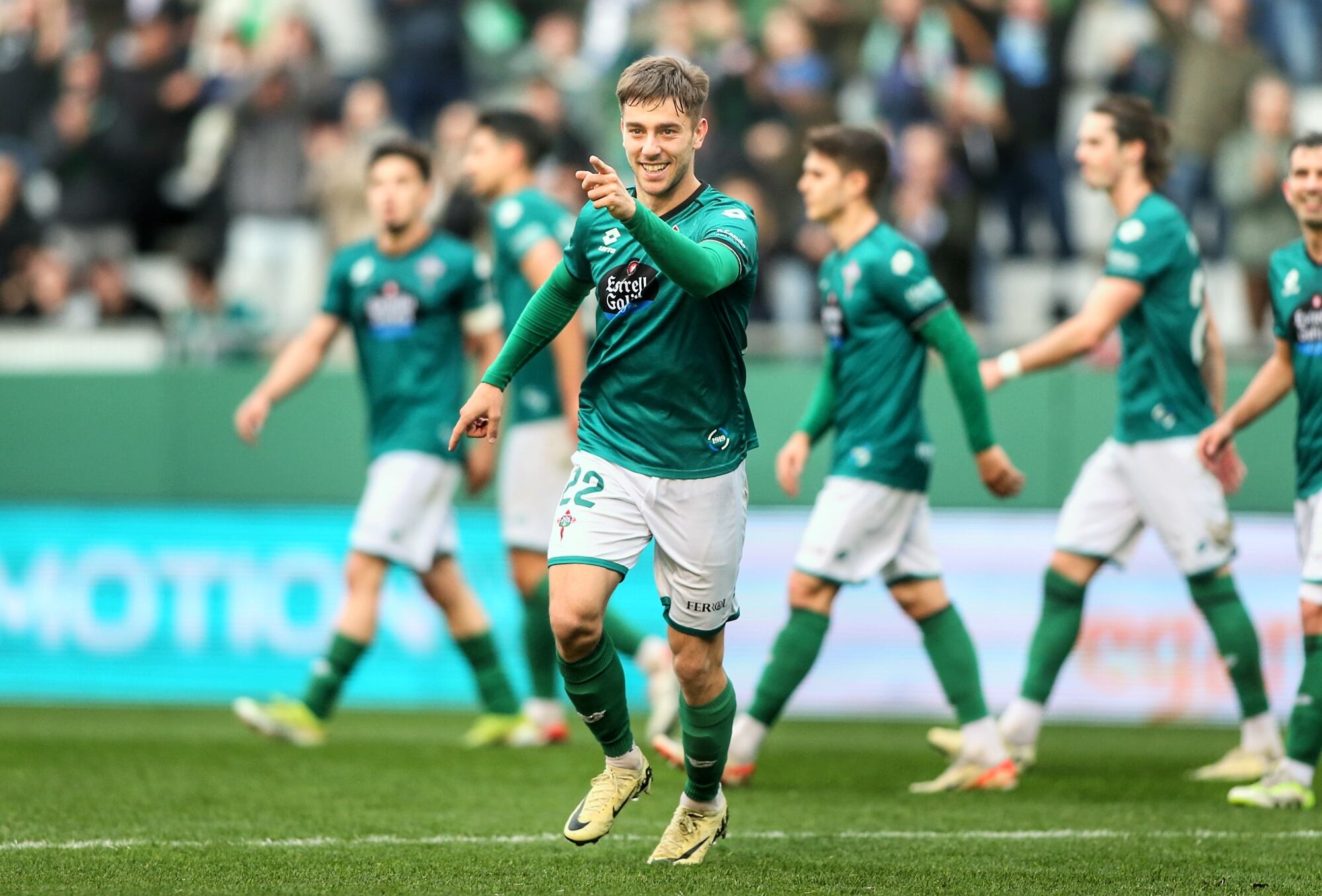 Iker Losada celebra su gol en el Racing-Valladolid de A Malata (foto: Cadena SER)