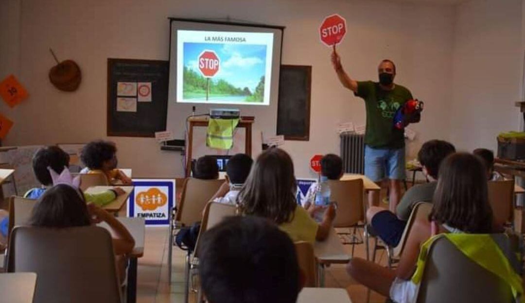 Benito Bouzada en una de sus clases con escolares.