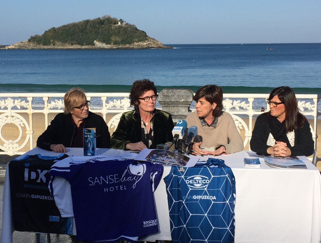 Rosa Zubeldia (Txuri-Urdin), Nekane Arzallus (GBC), Carmen Muguruza (IDK) y Tati Garmendia (Bera Bera) en la presentación del acuerdo