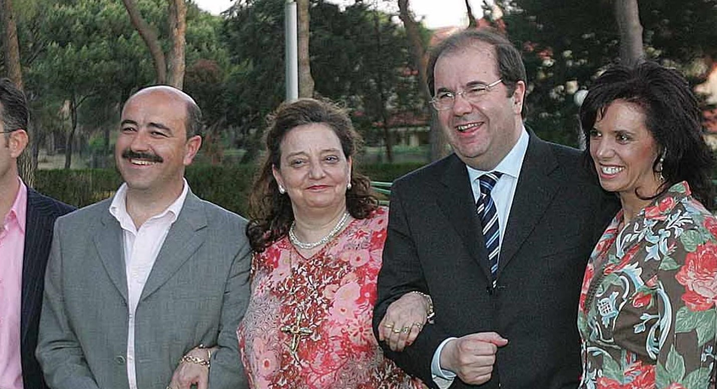 Maribel Rodicio en el centro junto al ex presidente de la Junta de Castilla y León, Juan Vicente Herrera