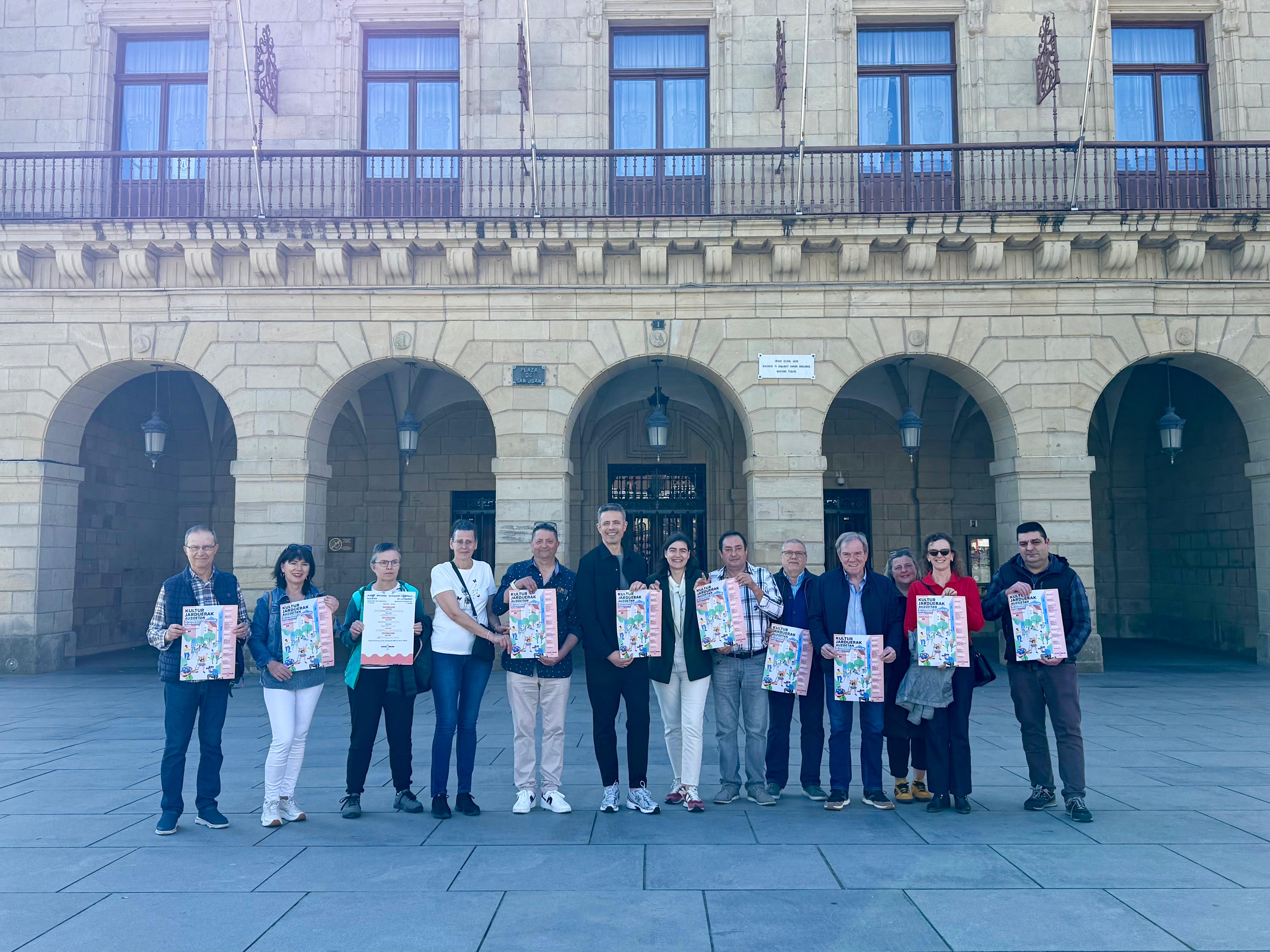 Asociaciones de vecinos y los concejales de Gobierno Abierto y Cultura, Jon Ugarte y Nuria Alzaga, en la presentación de las actividades de los barrios