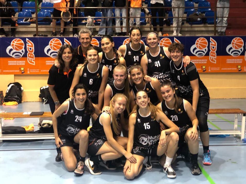 Jugadoras del Nou Basquet Alcoi tras conseguir el campeonato autonómico y permanencia