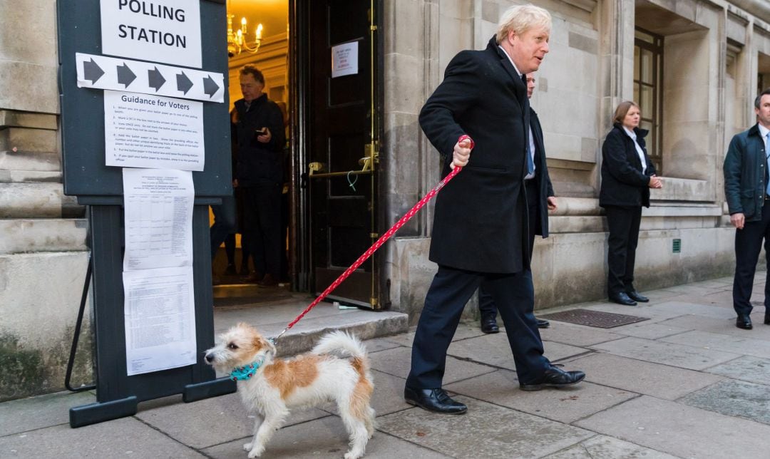  Boris Johnson sale del colegio electoral junto a su perro Dylan.