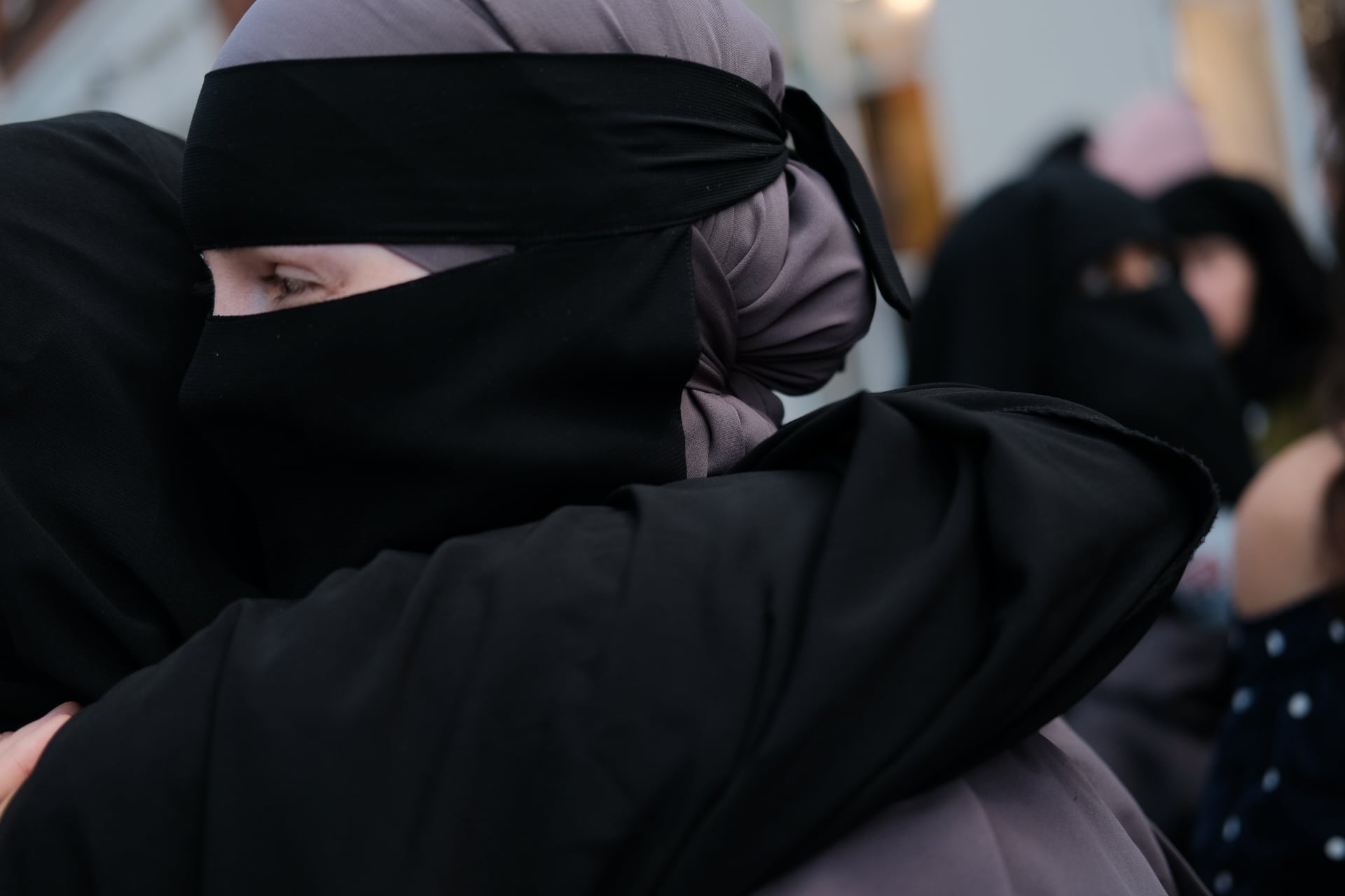 Mujeres con el rostro cubierto durante una manifestación contra las restricciones en el uso del burka y el niqab en Aarhus (Dinamarca)
