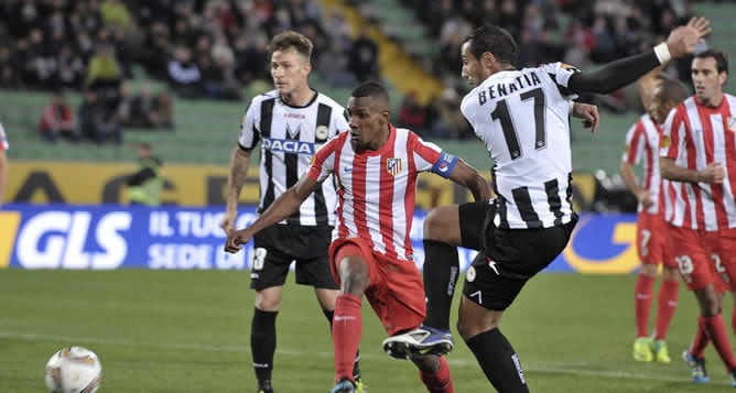 Falcao lucha por la bola con el jugador del Udinese, Thierry Douba