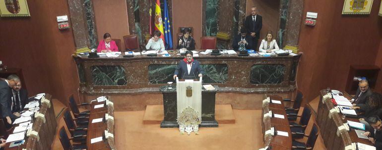 Miguel Sánchez, portavoz de Ciudadanos, durante una intervención en el pleno de la Asamblea sobre las fiestas de los Caballos del vino de Caravaca.