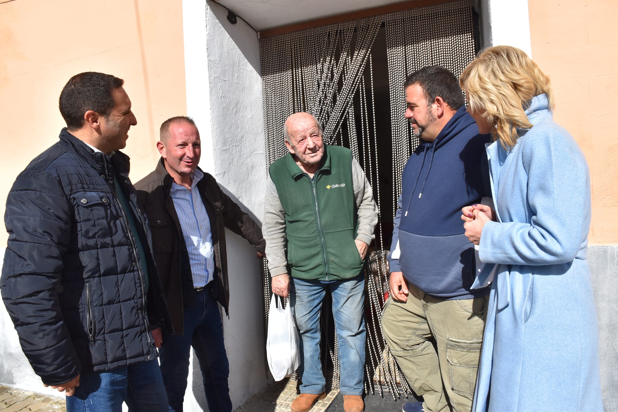 Representantes de Diputación y Junta han visitado Las Majadas para ver el desarrollo del programa de comida a domicilio