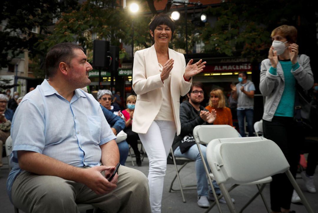  La aspirante a lehendakari de EH Bildu, Maddalen Iriarte (c), ha participado este lunes en un acto electoral en la localidad guipuzcoana de Errenteria junto al líder de Sortu y candidato número 3 de la plancha de EH Bildu en este territorio, Arkaitz Rodríguez. 