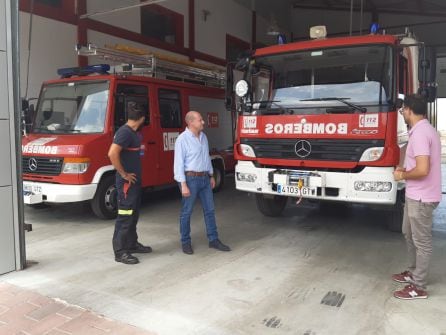 El diputado conoce las instalaciones junto al concejal del ayuntameinto de Peal y el jefe de bomberos