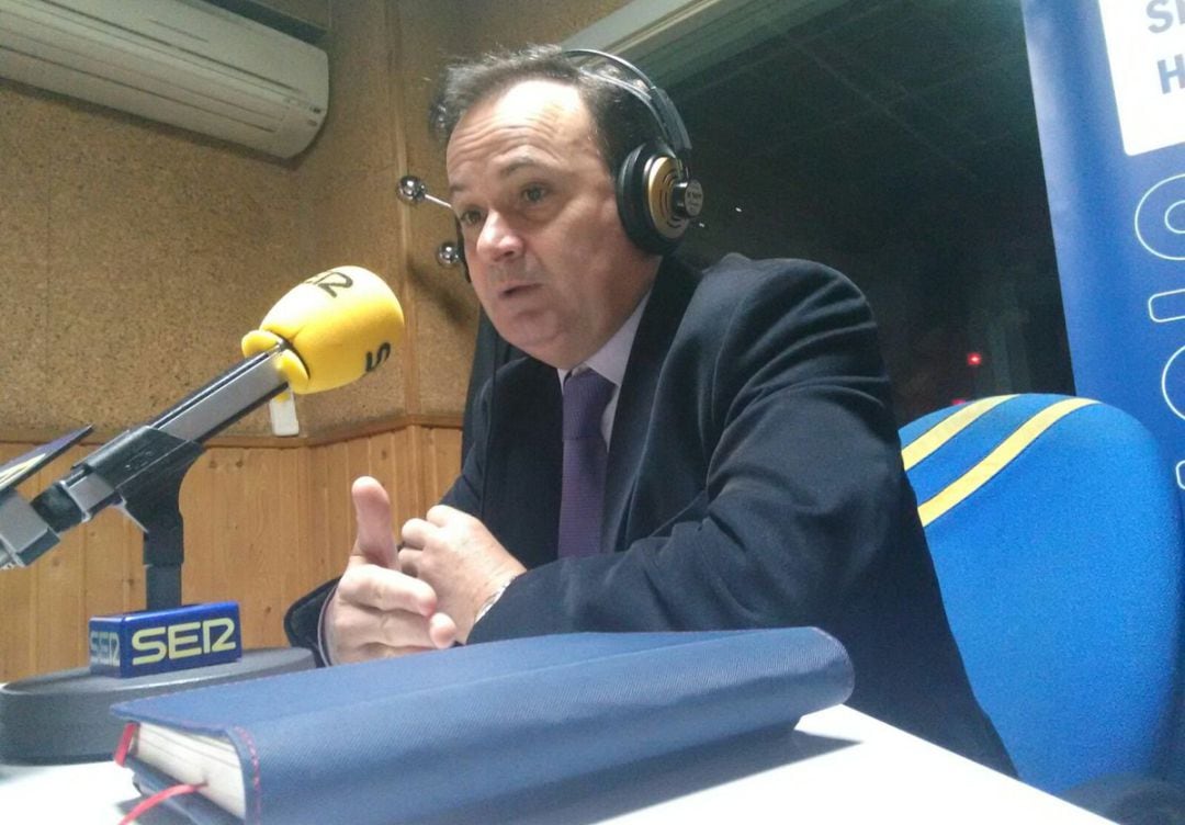 El alcalde de Coslada, Ángel Viveros, en el estudio de SER Henares.