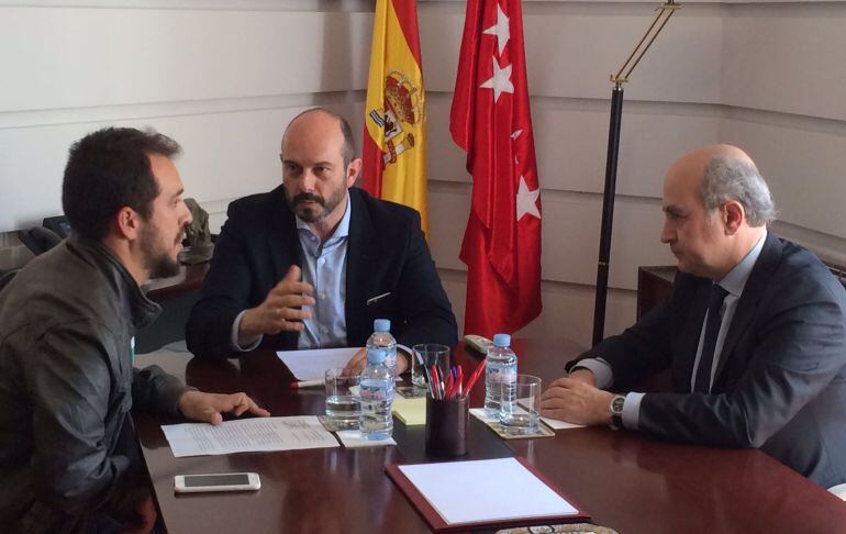 El rapero y actor, El Langui, charla con el consejero de Transportes, Pedro Rollán