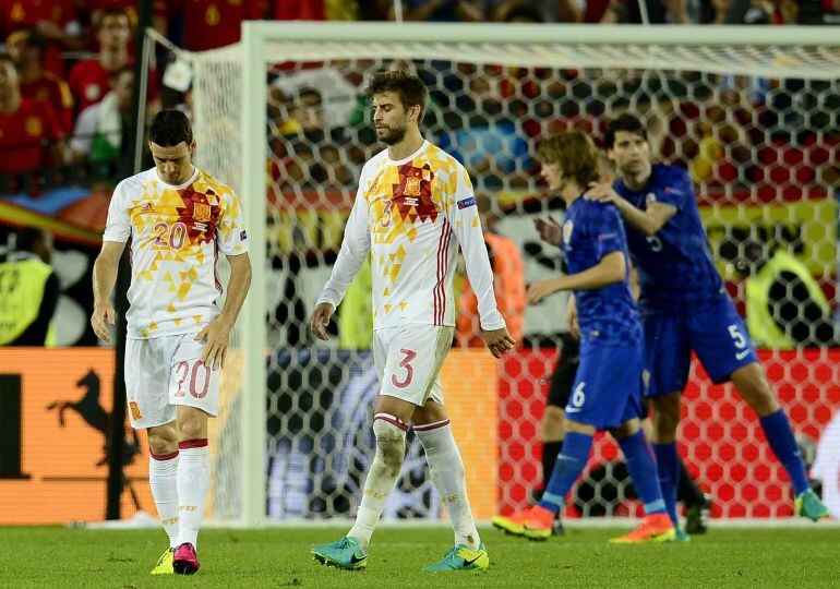 Aduriz y Piqué se lamentan de la derrota ante Croacia