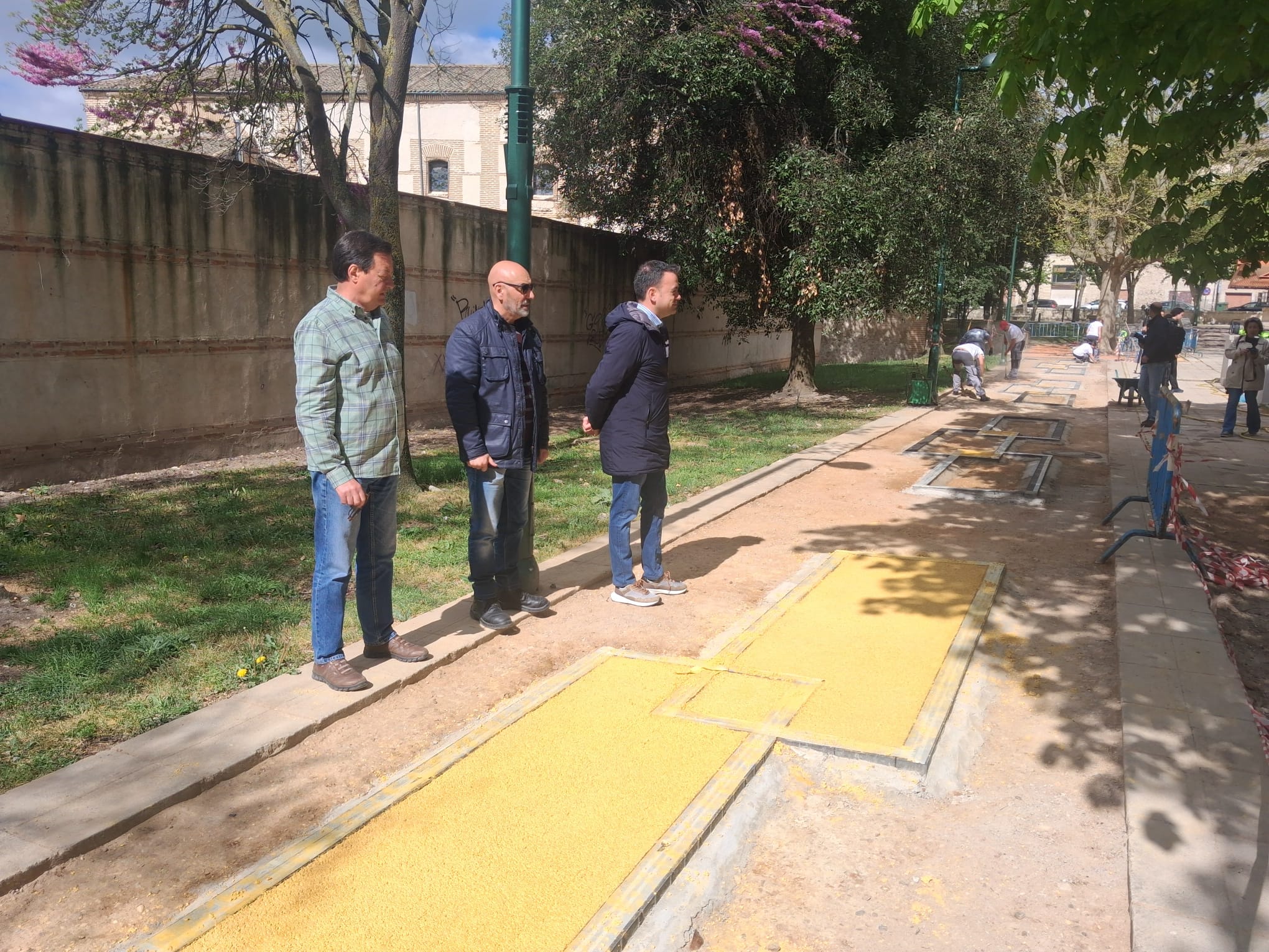 Visita a los trabajos de mejora de los jardines en el entorno de la Huerta de la Alegría de Cuéllar