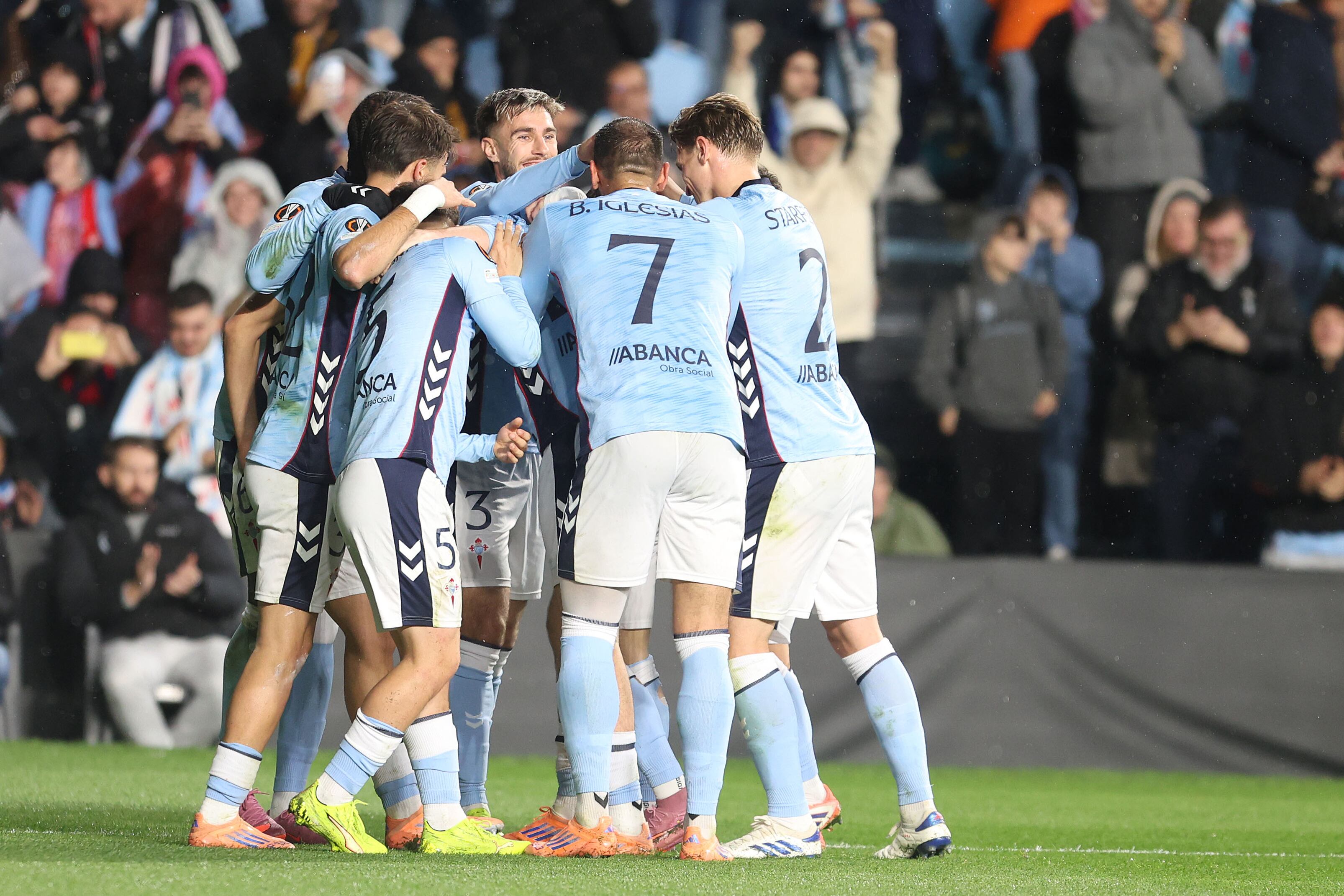 VIGO, 11/12/2025.- Los jugadores del Celta celebran el primer tanto del conjunto, anotado por el centrocampista Bryan Zaragoza (en el centro), durante el partido correspondiente a la jornada 6 de la fase de grupos de la Europa League celebrado en el estadio de Balaídos de Vigo, este jueves. EFE/ Salvador Sas