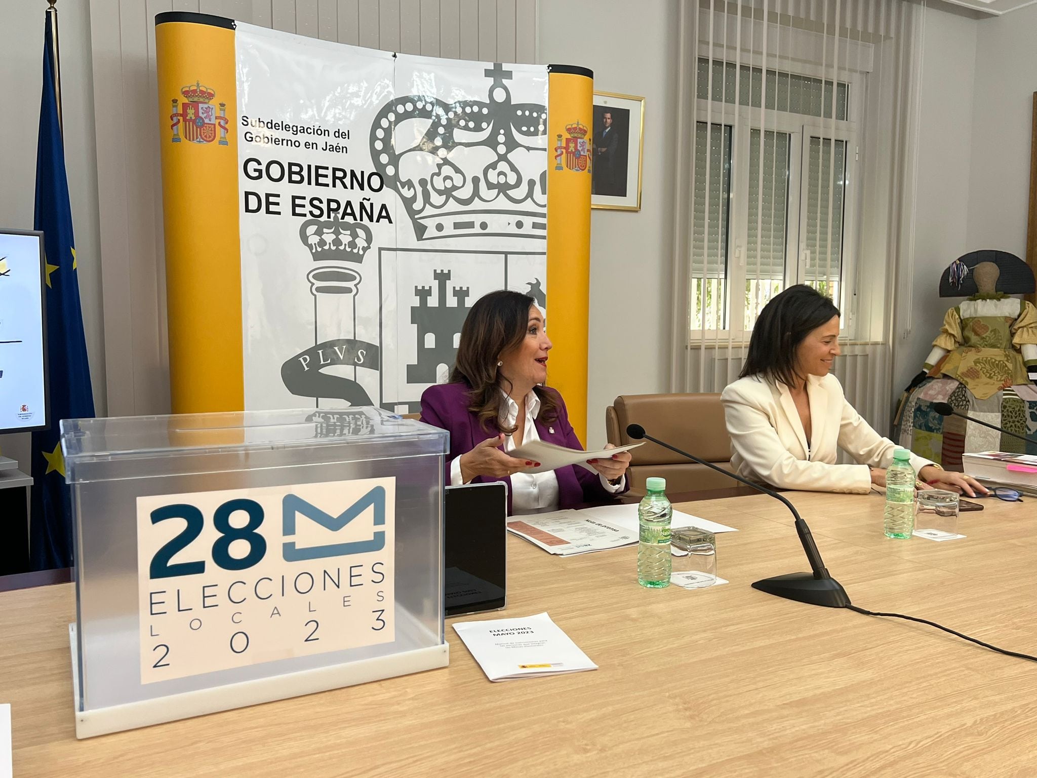 La subdelegada del Gobierno de Jaén, Catalina Madueño presenta junto a la secretaria general de la subdelegación los datos referentes a las próximas elecciones municipales