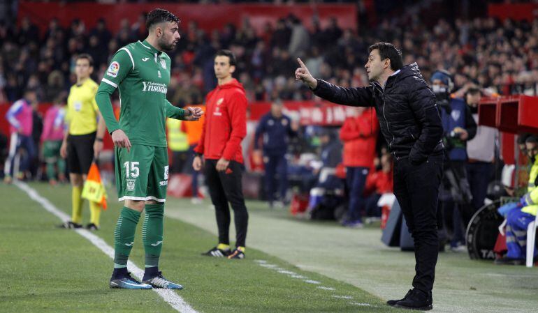 Diego Rico (i) recibe instrucciones de Asier Garitano durante un partido de esta temporada.