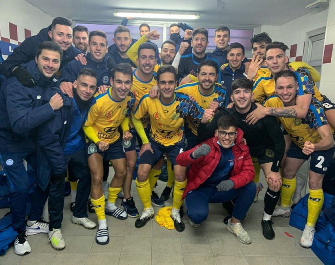 Los jugadores del Dioce celebran la victoria en el derbi en el vestuario