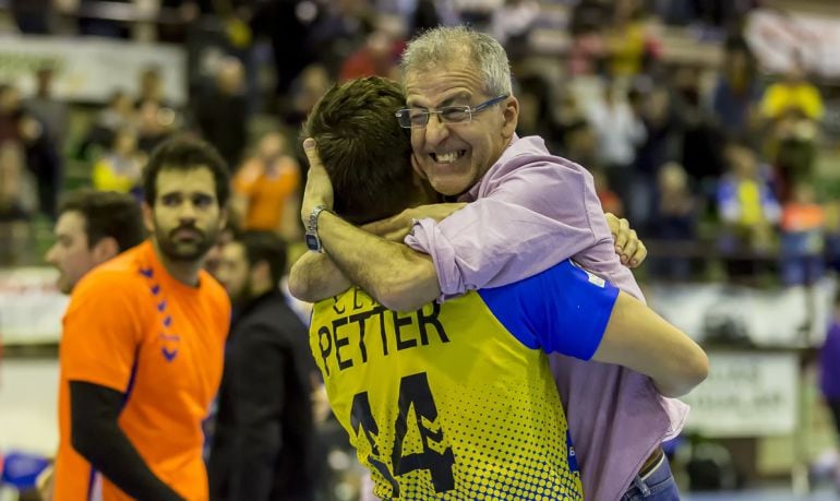 Carlos Colmenero se abraza Petter Solenta y aprieta los dientes en gesto de alegría, algo que esperan repetir al final de temporada.