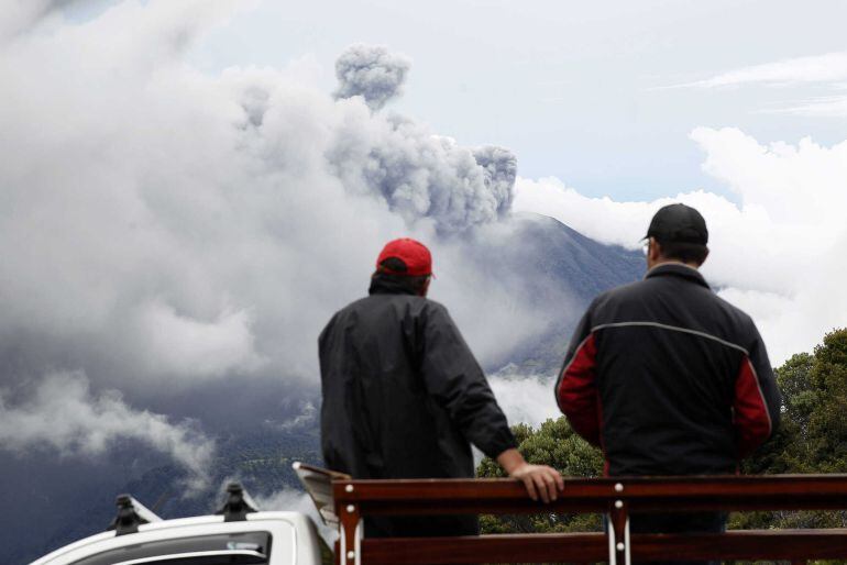 SJ01. SAN JOSÉ (hombres observan la ceniza expulsada por el volcán Turrialba hoy, viernes 20 de mayo de 2016, en una potente erupción que afectó la San José (Costa Rica). cuya columna se elevó hasta los 3.000 metros sobre el cráter. Comunidades en el este