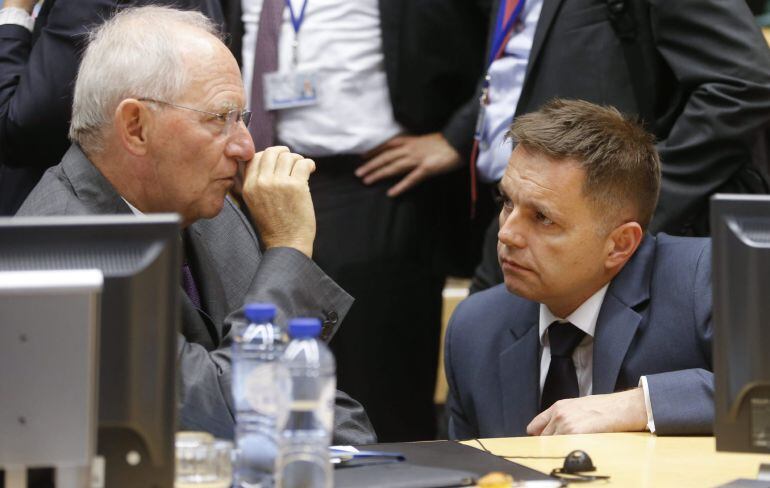 BRU19 BRUSELAS (BÉLGICA) 07/07/2015.- El ministro alemán de Finanzas, Wolfgang Schäuble (izq), conversa con su homólogo eslovaco, Peter Kazimir, antes del inicio de una reunión especial de los ministros de Finanzas de la Unión Europea en Bruselas (Bélgica