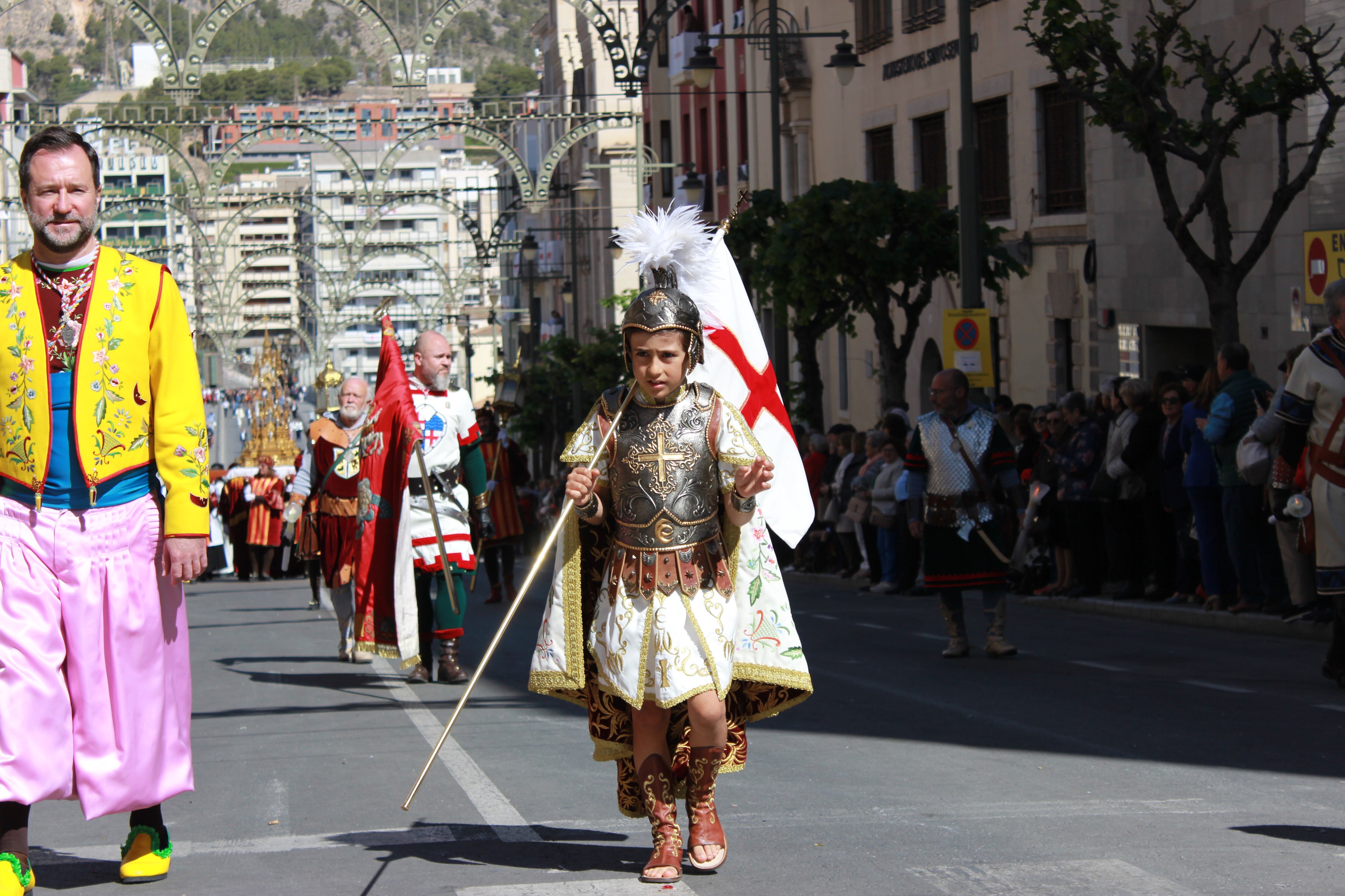 El Sant Jordiet Mauro Abellán Bravo, junto a su padre, Manolo