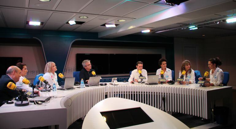 Marian Santiago, Patricia Alonso, Carmen Peláez, Yolanda Preciados y Susana Laguarda, junto a Roberto Sánchez y Carles Francino.