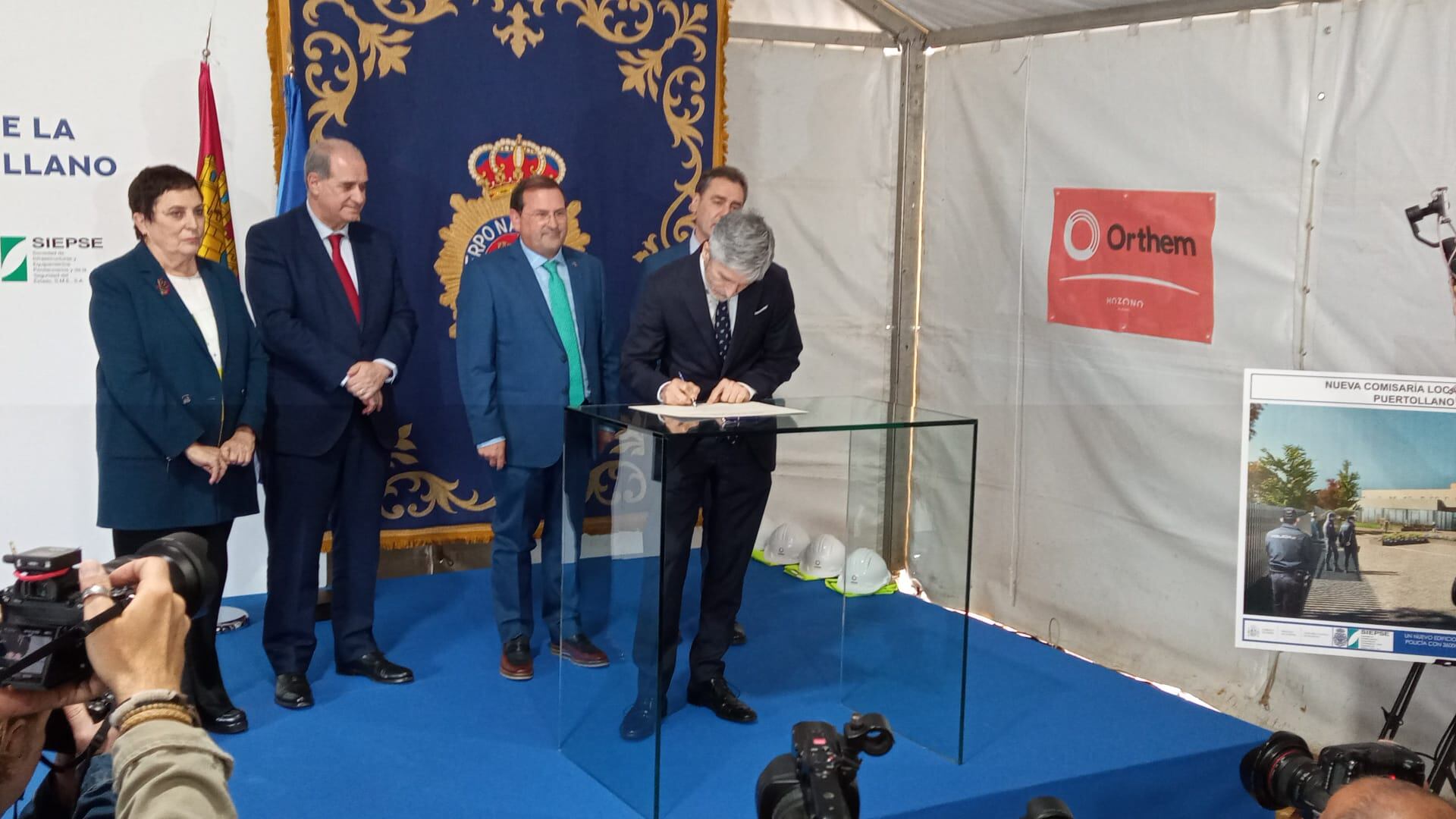 Fernando Grande-Marlaska, firmando de cara a la colocación de la primera piedra de la nueva comisaría de Puertollano