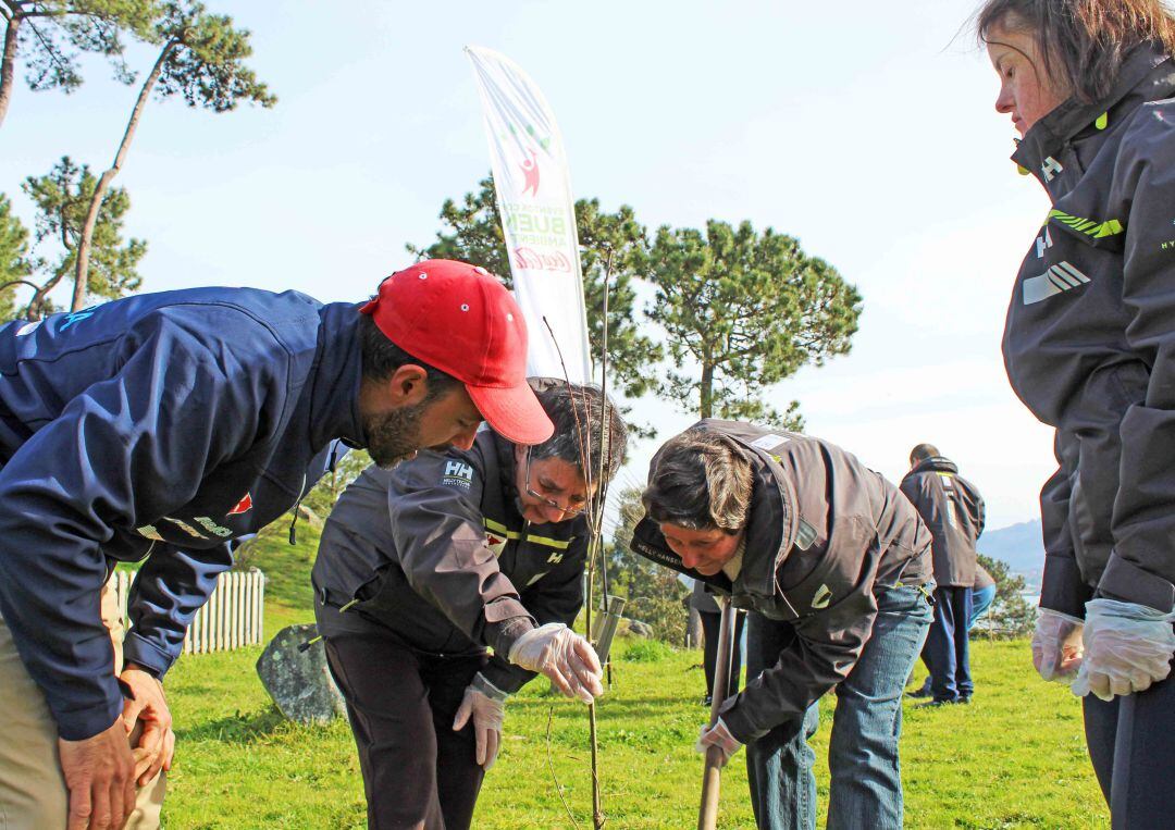 Alumnos de la escuela de vela adaptada del MRCY de Baiona han plantado 200 árboles en la zona de la Virgen de la Roca