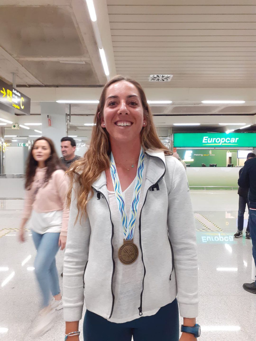 Paula Barceló, a su llegada a Palma, con la medalla de oro conseguida en el mundial de 49er FX de vela en Australia.