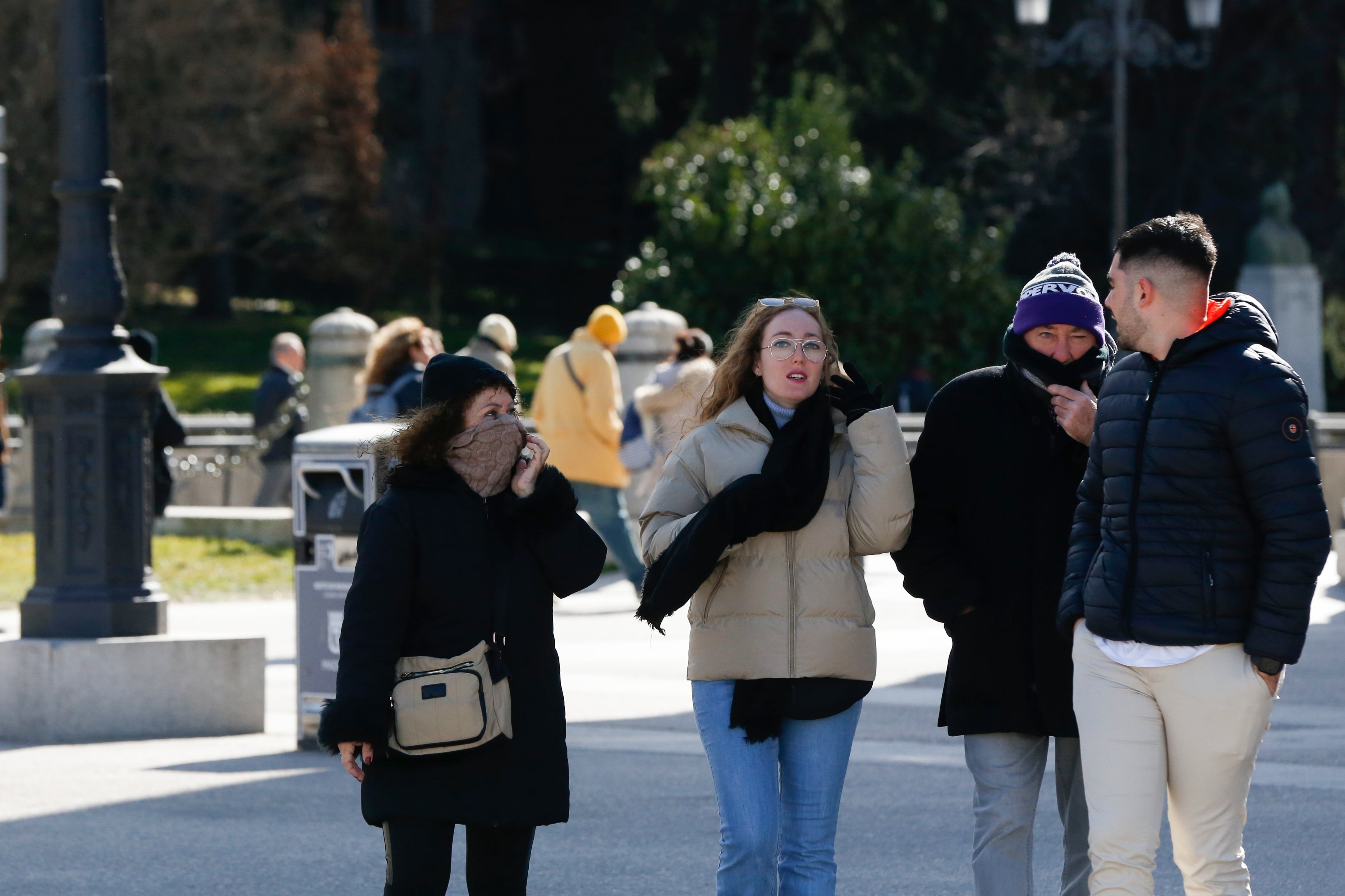 Unos peatones acusan las bajas temperaturas este lunes en Madrid. La borrasca Juliette ha provocado que trece comunidades autónomas estén en alerta.