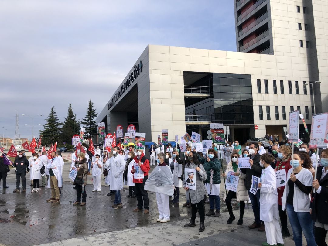 Los sanitarios han vuelto a concentrase frente al Hospital 