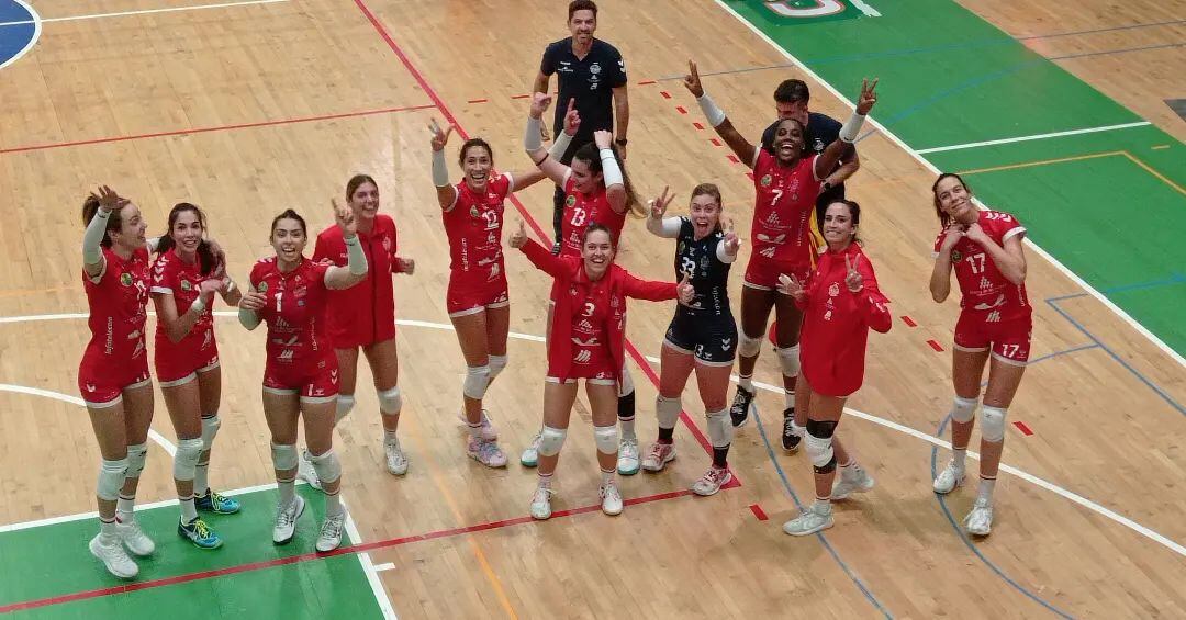 Les jugadores de Bep Llorens es mostraven exultants després de guanyar a la pista israelita.