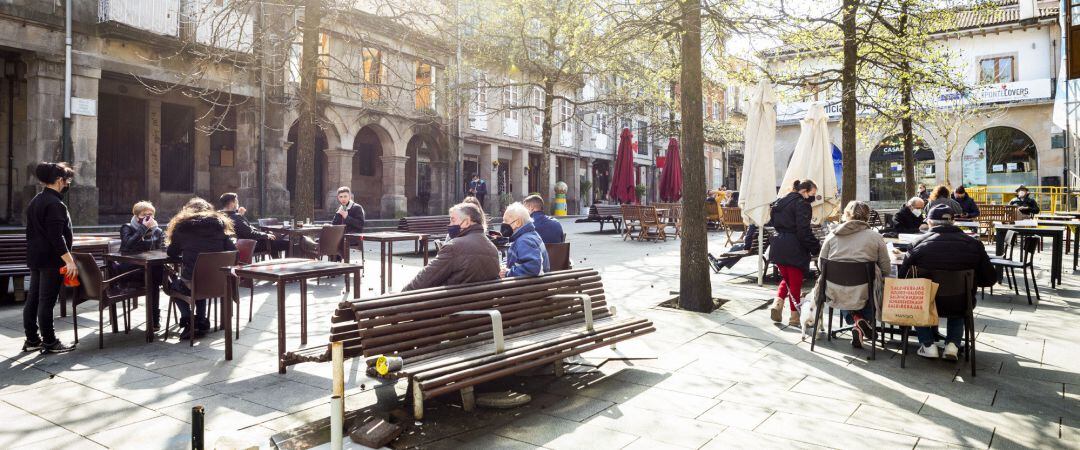 Ambiente en las terrazas de varios establecimientos durante el primer día de la reapertura del interior de los bares y restaurantes en Pontevedra