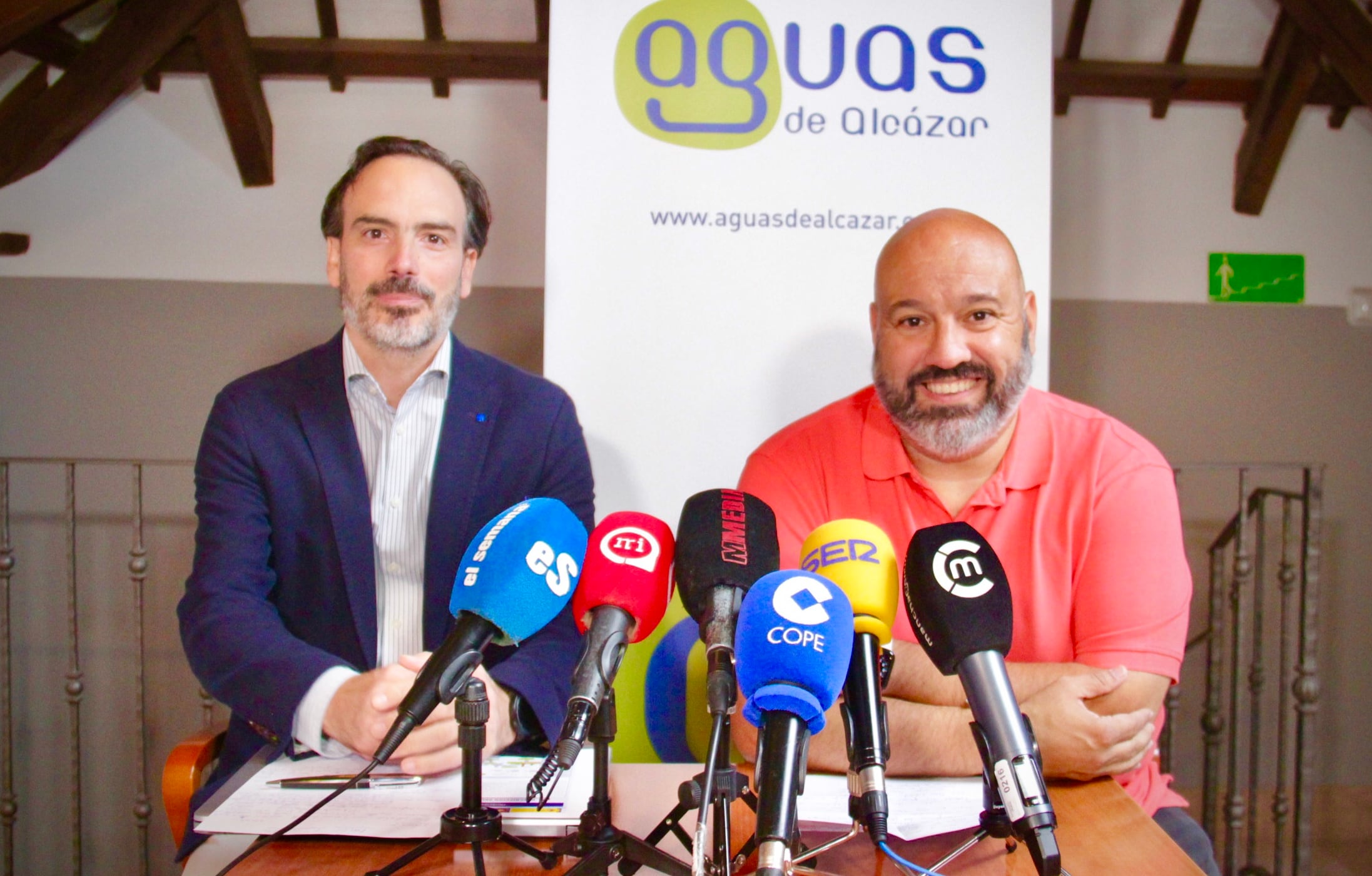 Alejandro Bernal, gerente de Aguas de Alcázar; y  Javier Ortega, concejal de Ciclo Hidráulico del Ayuntamiento de Alcázar de San Juan