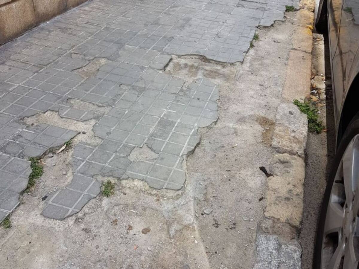 Ciudadanos denuncia que la Plaza dels Algeps en el barrio de Carrús se encuentra en un estado lamentable