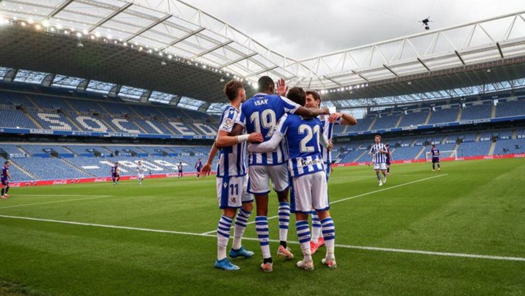 Los jugadores de la Real celebran uno de los goles contra el Valladolid