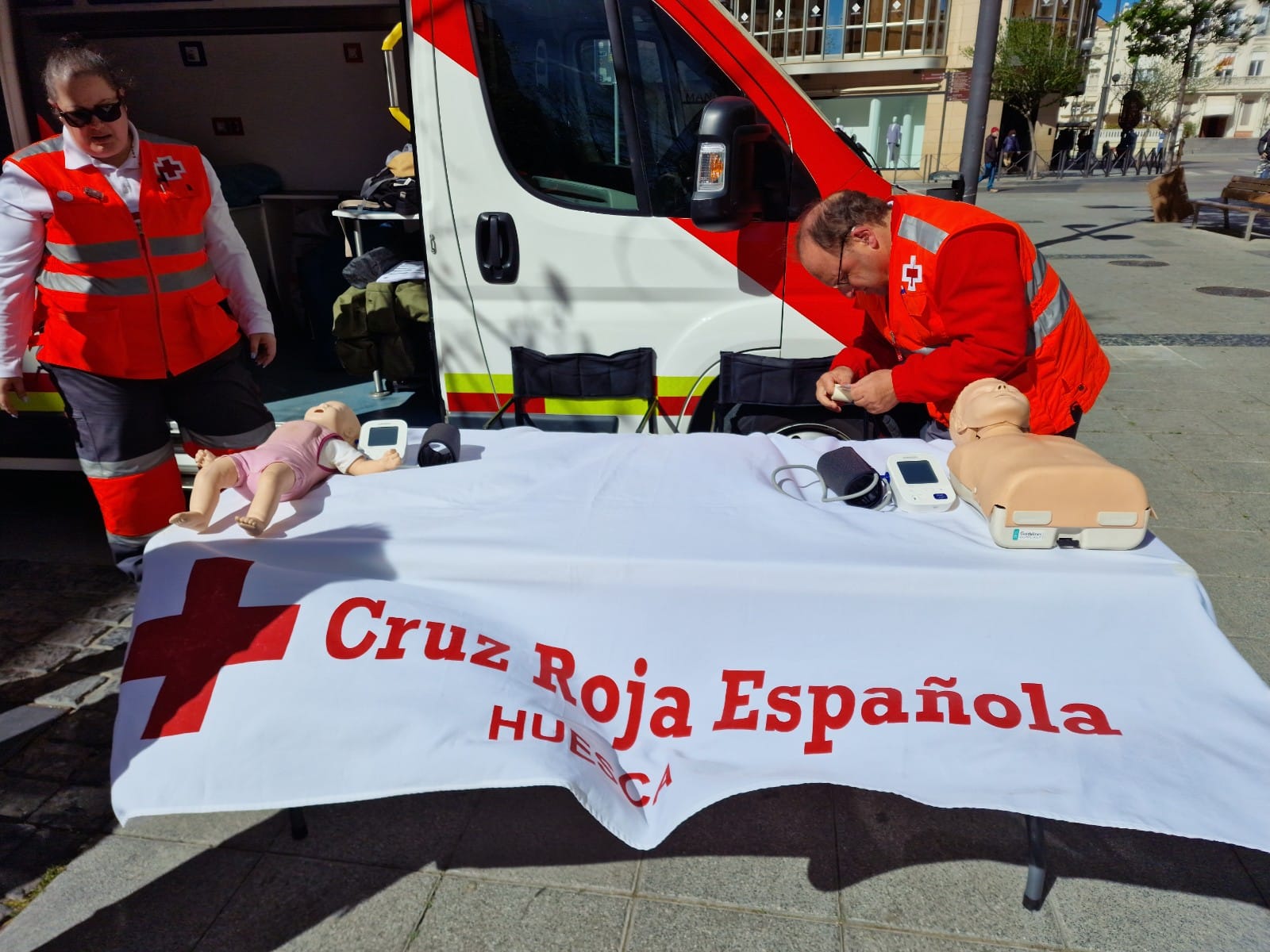 Mesa informativa de Cruz Roja en Huesca