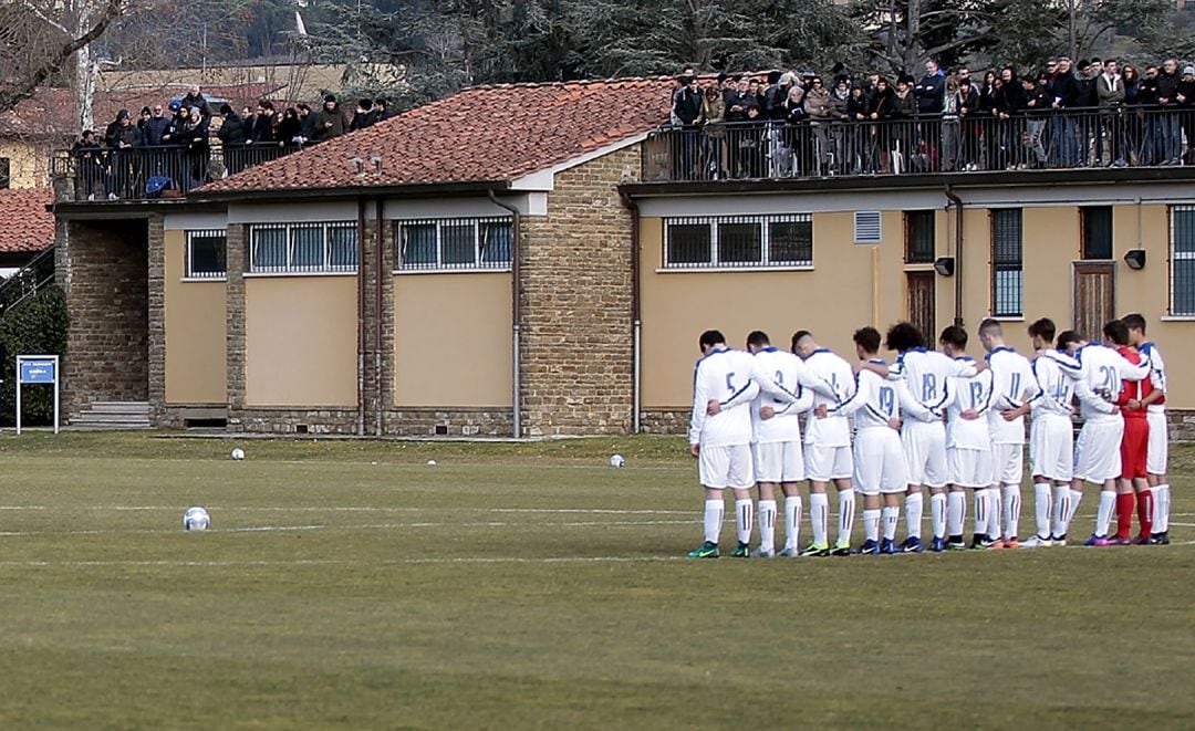 Un grupo de futbolistas guarda un minuto de silencio