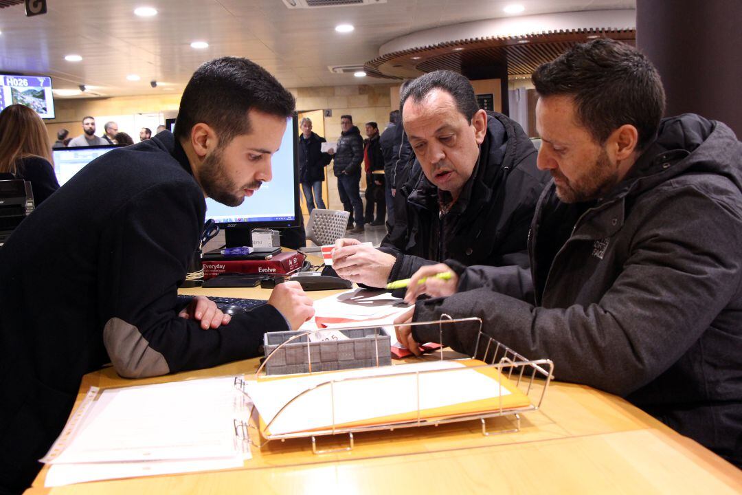El president de l'ABA, Joan Torra, i el representant d'A118, Miquel Àngel Adran, presenten l'escrit de reclamació administratiu davant del Govern.