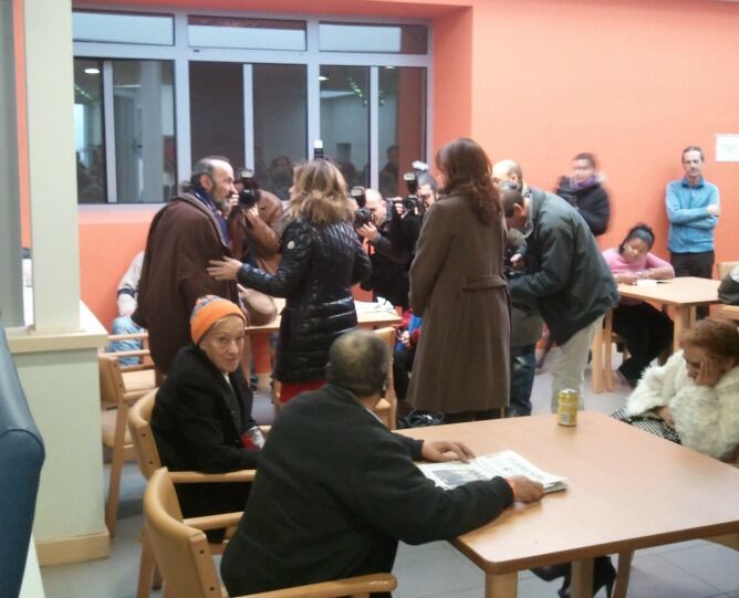 La alcaldesa, rodeada de cámaras de tv y fotógrafos, charla con varios internos del centro.