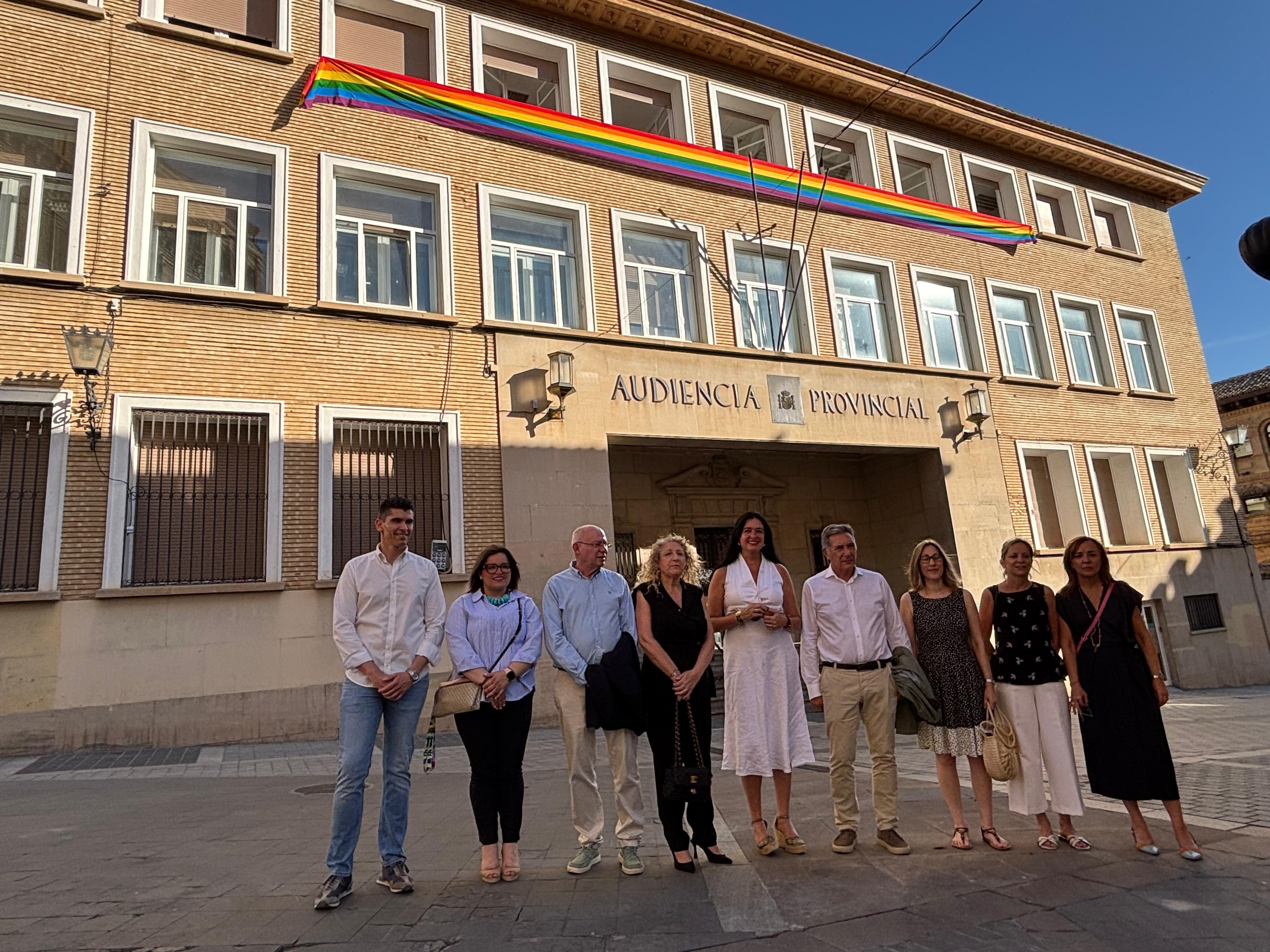 Representantes del PP tras colgar la bandera del orgullo en la Casa de la Música